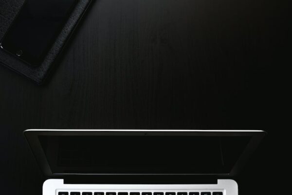 Perfekte Kombi: Handyhalterung fürs Auto und schicke MacBook Hüllen